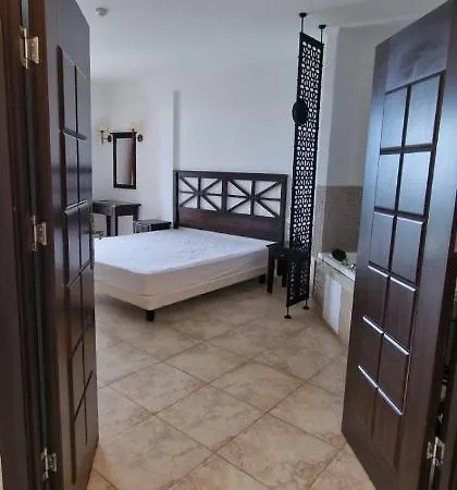 In The Cliff Bay Lägenhet